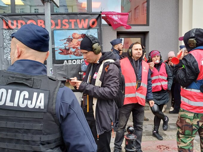 Słuchawki na uszach chronią uszy obrońców życia poczętego