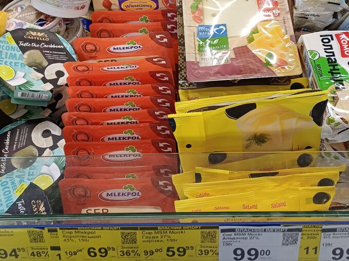 Żółte sery w plastrach z Polski