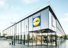 Miniatura: Lidl przecenia, by nie marnować. Niektóre...