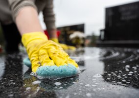 Miniatura: Sprzątanie grobów na Wszystkich Świętych....