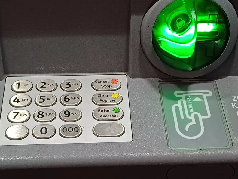 Miniatura: W czym pomaga wpisywanie PIN do bankomatu...