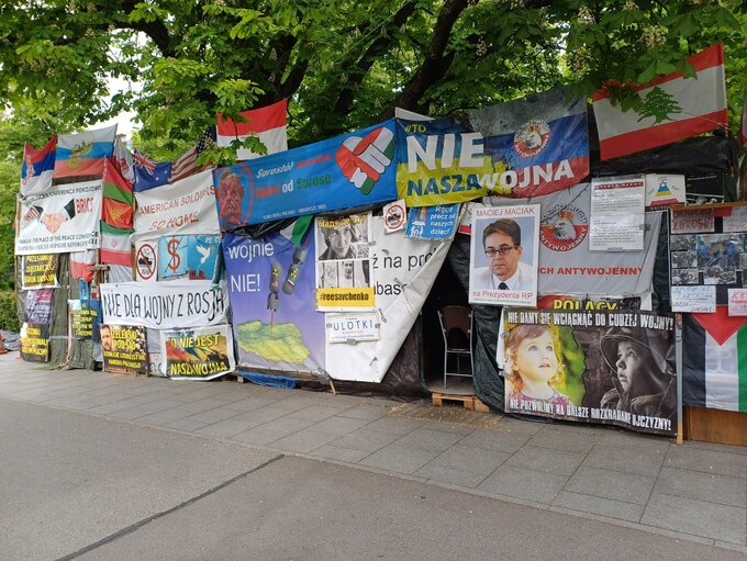 Namiot Ukropolin w Alejach Ujazdowskich