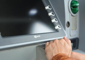 Miniatura: Uważaj przy bankomacie. Kawałek papieru i...