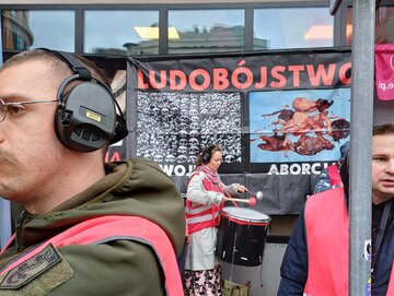 Uczestnicy protest&oacute;w generując nieustanny hałas noszą słuchawki