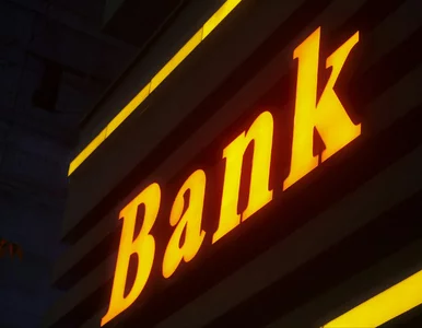 Miniatura: Przeszukania w siedzibach banków. Liczenie...