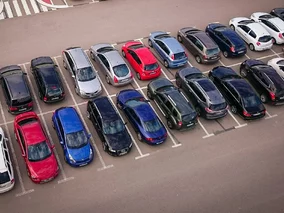 Miniatura: Kłaść bilet parkingowy za szybą auta czy...