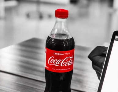 Miniatura: Coca-cola zmienia etykiety. W tle...