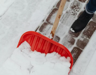 Miniatura: Nieodśnieżony chodnik może słono...